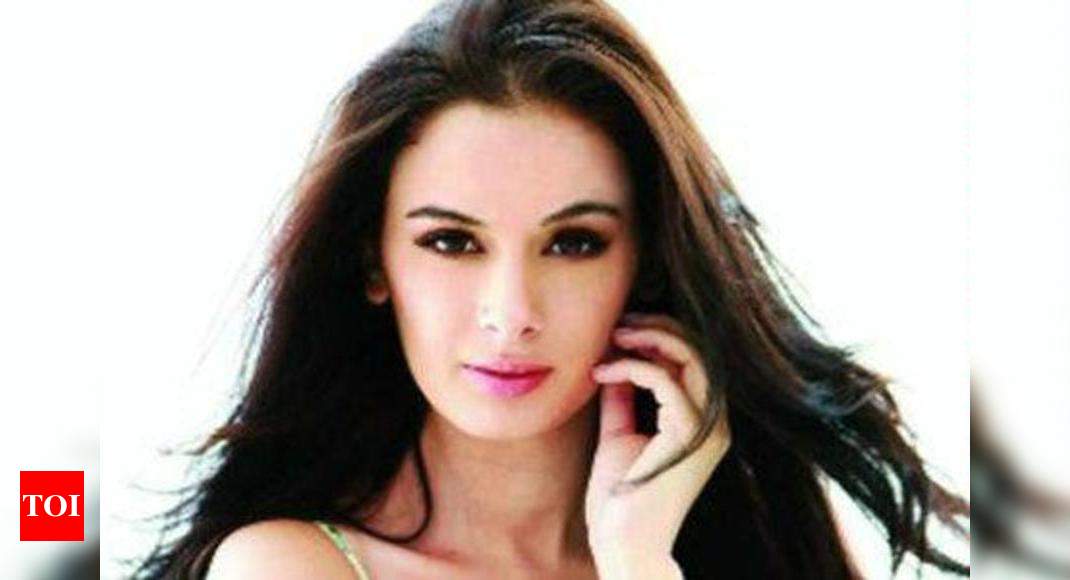 Evelyn goes the Megan Fox way Hindi Movie News Times of India