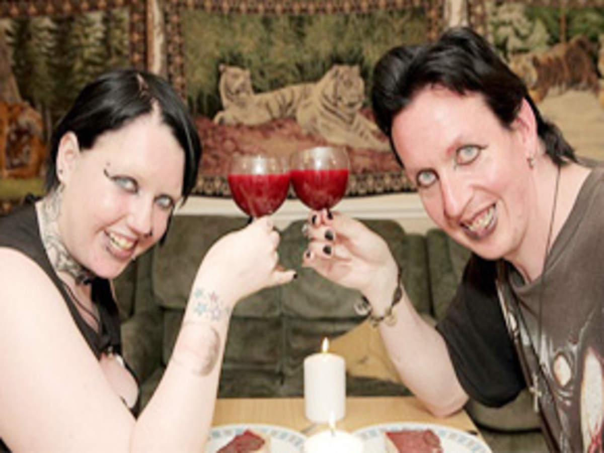 This woman drinks her boyfriend's blood and claims to be a vampire