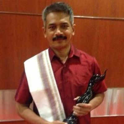 Atul Kulkarni wears a Kannada attire for his Filmfare award