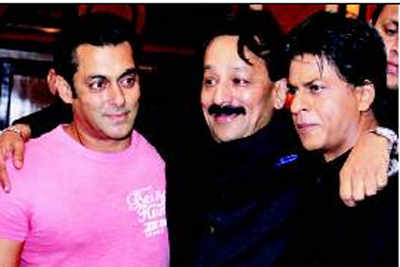 Salman, Shah Rukh's hug takes nation by storm
