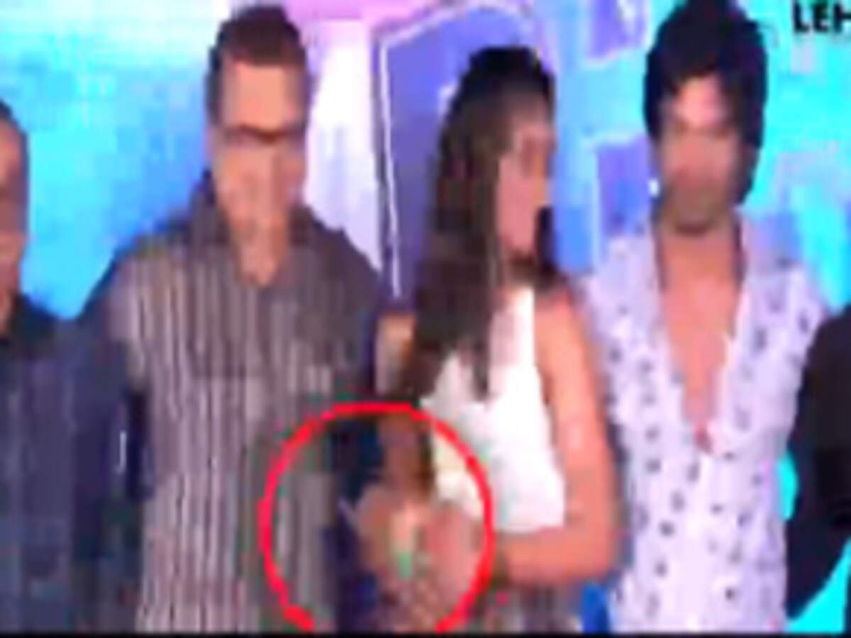 Shahid Kapoor pinches Ileana Dcruz on waist