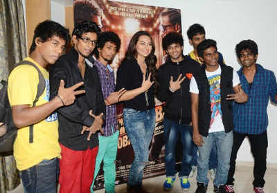 Sonakshi surprised the IDS' Loyola Dream Team