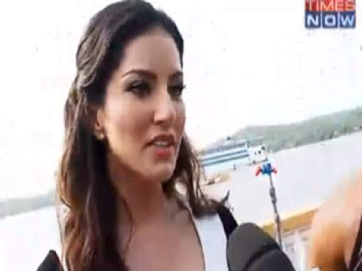 Saniya Mirja Xxx - Sunny Leone gets tips from Naseeruddin Shah | Celebs - Times of India Videos