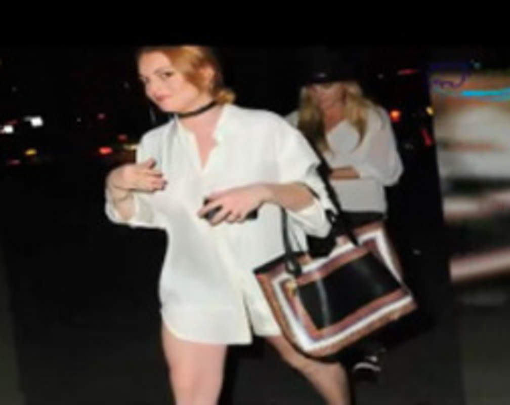 
Lindsay Lohan skips wearing her pants

