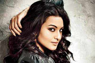 Sonakshi and Jimmy Sheirgill help street vendor