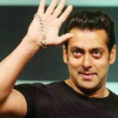 Fake women producers cause commotion outside Salman’s home?