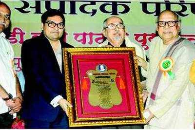 Mangesh Padgaonkar felicitated at Maharashtra Editors’ Council’s annual Best Journalism Awards 2013, Pune