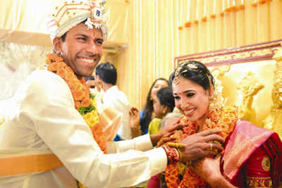Cricketer Balaji marries city model Priya Thalur