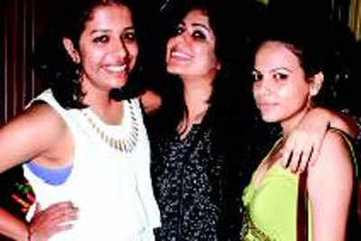 Veena, Twinkle, other celebs party the night at pub in Chennai