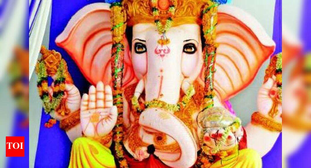 Hyderabadis bid big for lucky laddus - Times of India