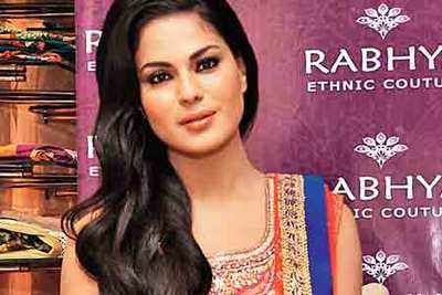 Veena Malik and Vishakha Gupta recently visited the Rabhya store