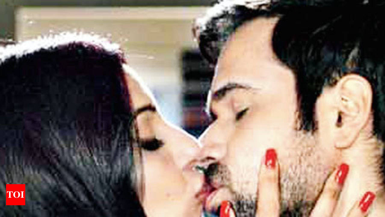 Sealed with a kiss, Bollywood ishtyle | Hindi Movie News - Times of India