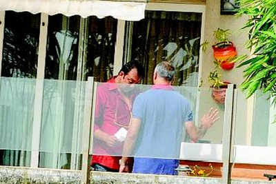 Brief encounter with Sanjay Dutt as he arrives home