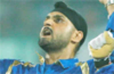 Rahul Dravid: Bhajji's 3-wkt burst turned game in MI's favour