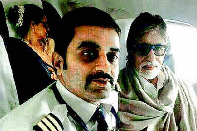 Rekha and Amitabh's flight picture goes viral