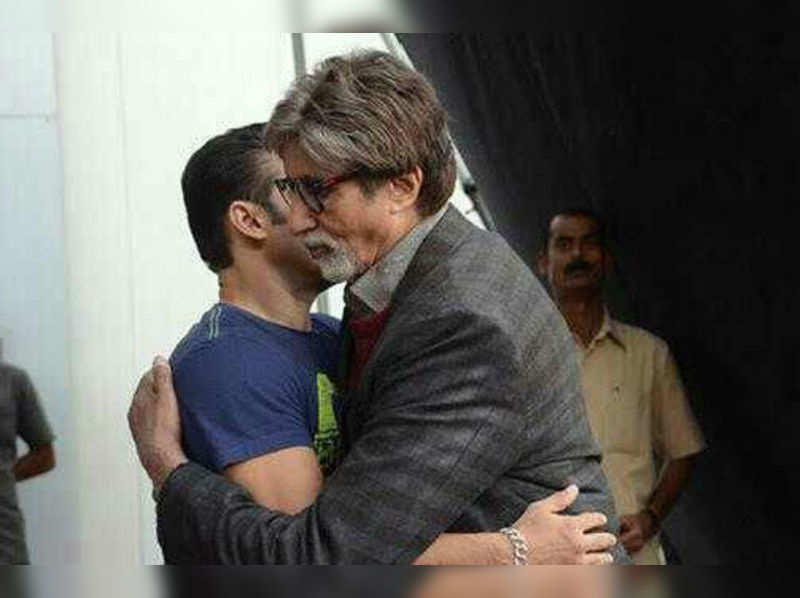 Salman Khan: Salman Khan And Amitabh Bachchan Hug Each Other | Hindi ...