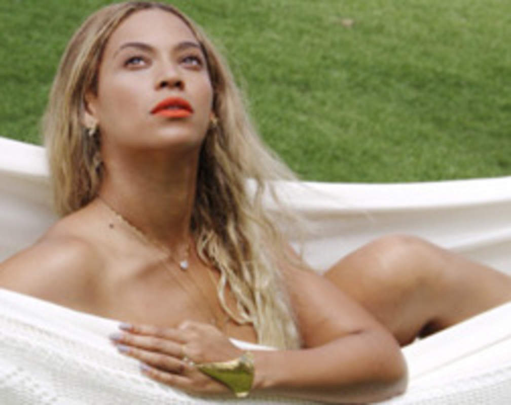 
Beyonce Knowles goes topless!
