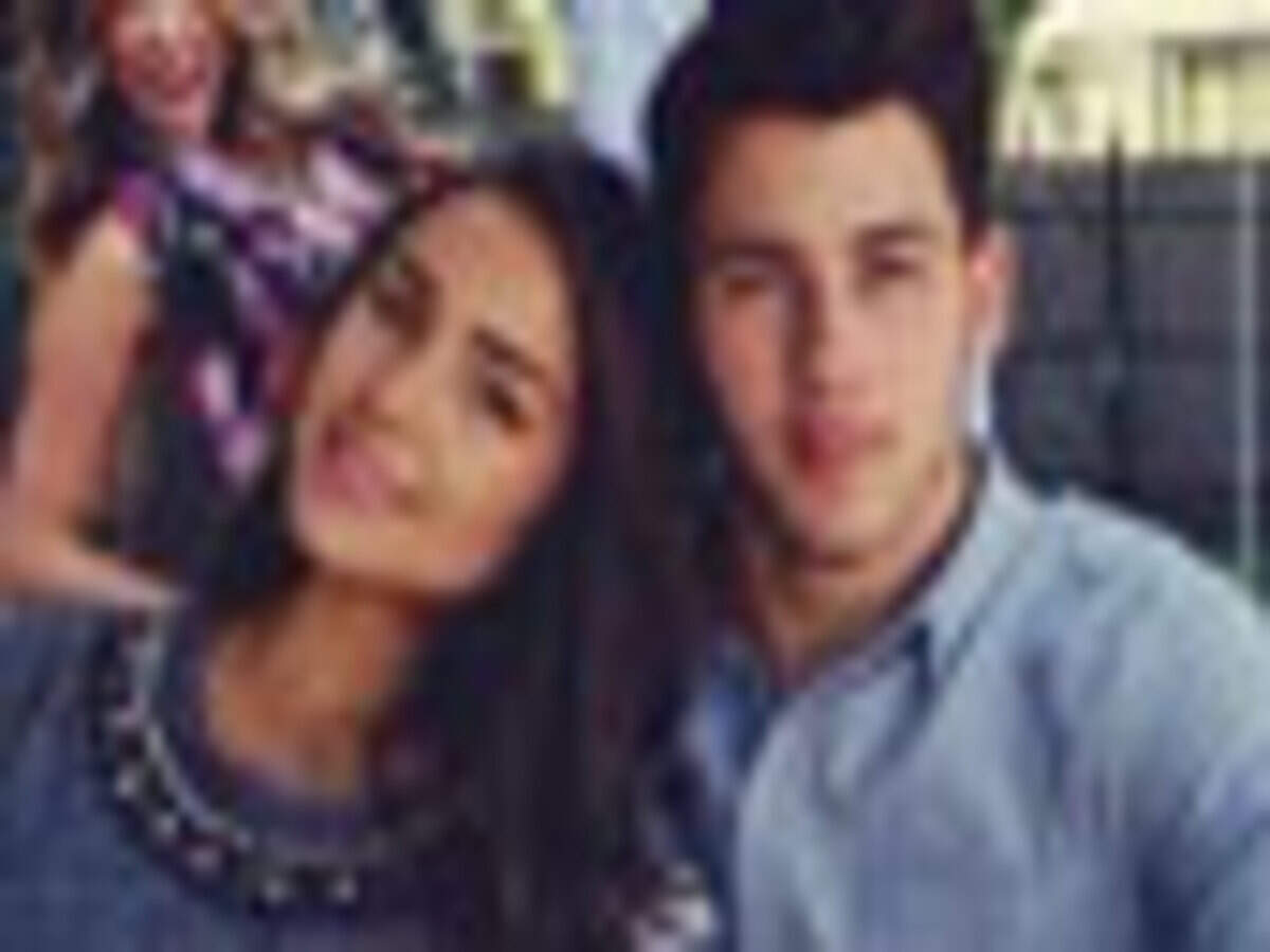 Beauty Queen dating American singer?