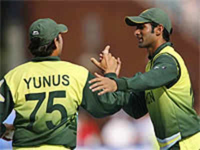 Pak captain Malik, Younis sign up for IPL
