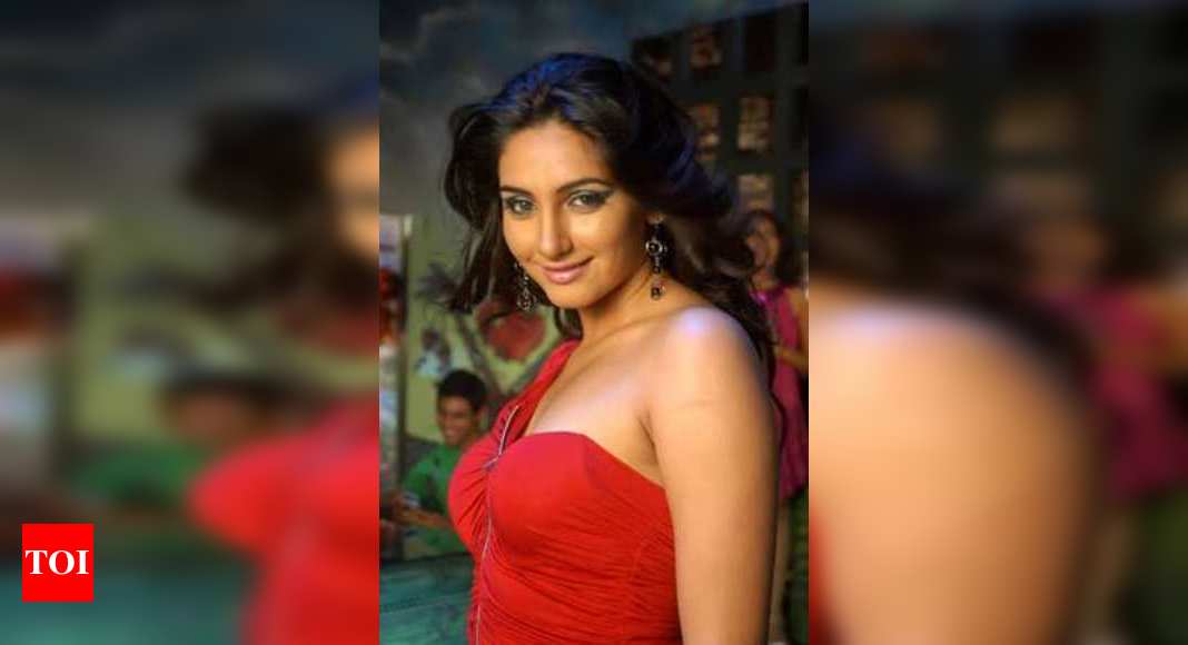 Ragini Dwivedi In Samuthirakanis Bilingual Kannada Movie News Times Of India 6977