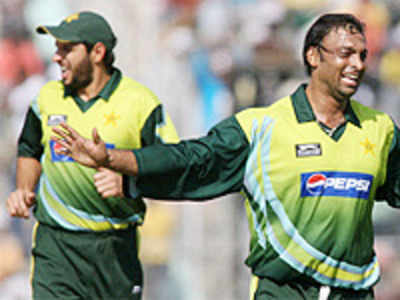 Pakistan elect to bat first in series opener ODI