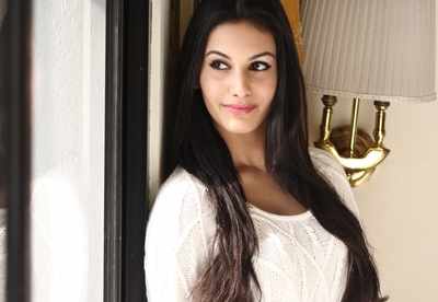 Amyra takes tamil lessons from Dhanush