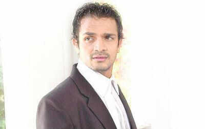 Vijay Raghavendra makes his directorial debut, changes his name