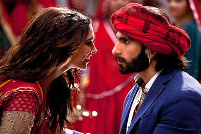 Ranveer Singh - Deepika Padukone get cozy in public