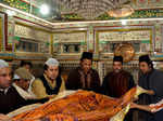 Rizwan, Muazzam visit Nizamuddin Dargah