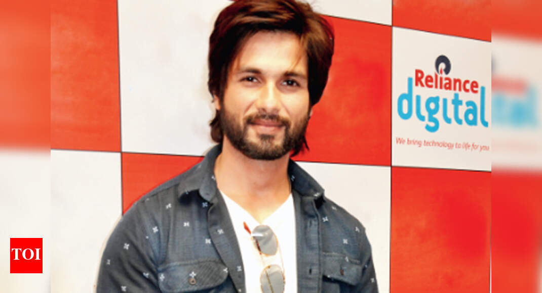 Shahid promoting R...Rajkumar at Reliance Digital, Ahmedabad | Events ...