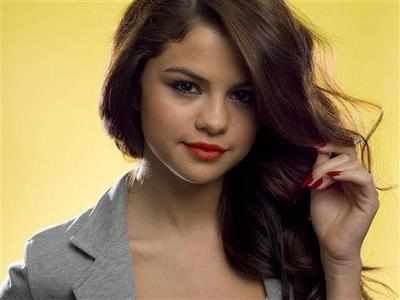 Selena Gomez kisses on first date?