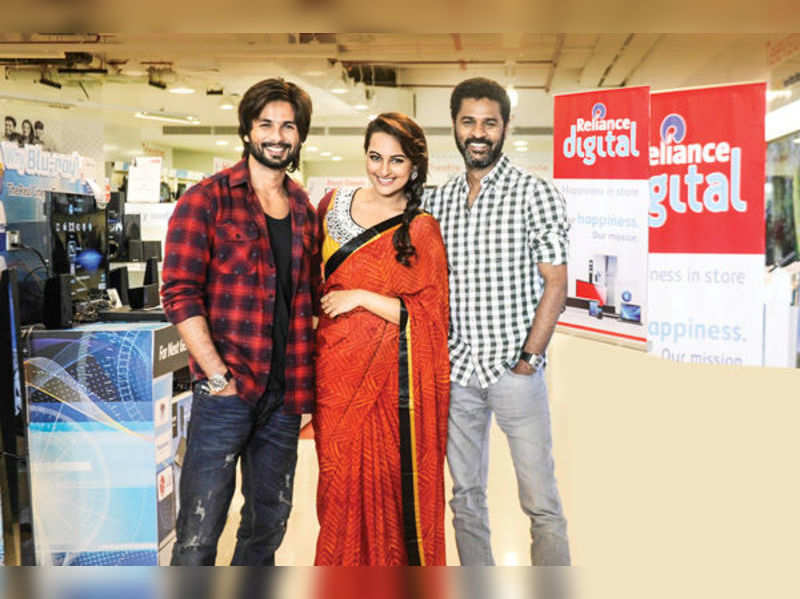 Sonakshi Sinha Shahid Kapoor Sonakshi Sinha And Prabhudheva Promote R Rajkumar At Reliance Digital Store In Mumbai Events Movie News Times Of India