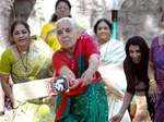 Grannies play cricket