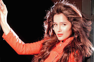 Delhi girl Sakshi to debut with Welcome Back