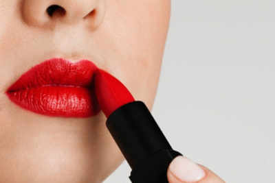 How to easily apply lipstick like a pro