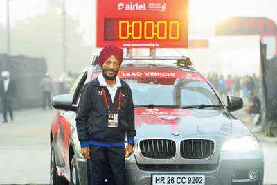 Bipasha Basu flags off Delhi Half Marathon 2013