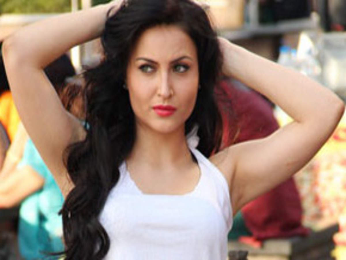 Elli Avram prefers SRK over Salman Khan!