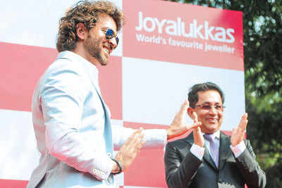 Hrithik Roshan entertains crowd at Joyalukkas showroom launch in Mumbai