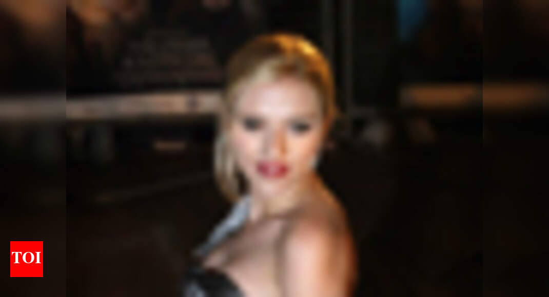Scarlett impresses novelist | English Movie News - Times of India