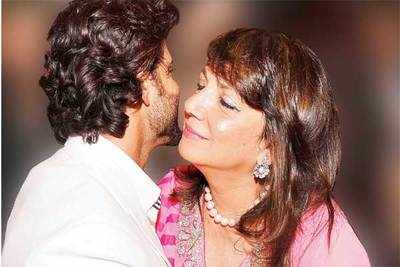 No other man or woman is involved in what happened between Hrithik and Sussanne: Zarine Khan