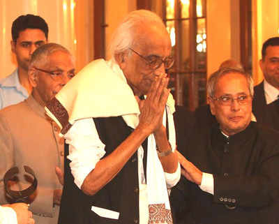 Pranab Mukherjee presents the Sunil Gangopadhyay Memorial Award to Nirendranath Chakravarti and Sankha Ghosh in Kolkata