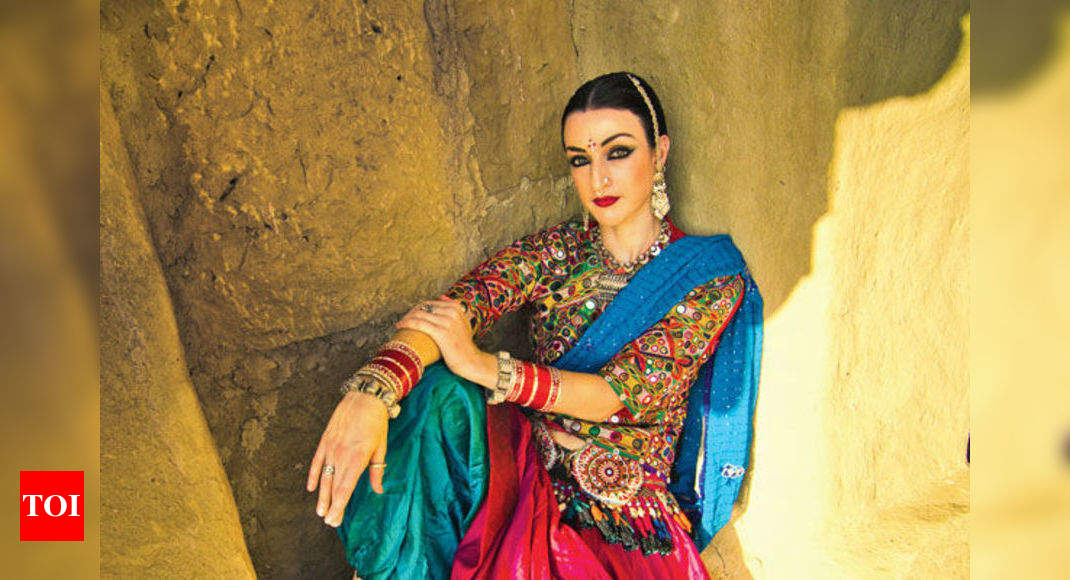 Akshara Singh's beautiful pics in traditional attire