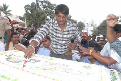 Vijay celebrates b'day amidst thousands of fans