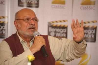 Shyam Benegal speaks to film enthusiasts at a filmi do in Pune