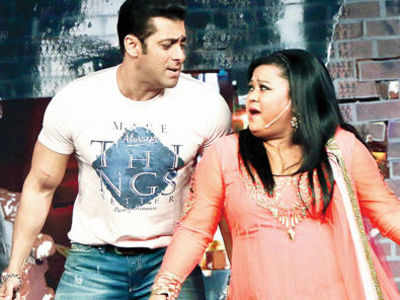 Salman gets wooed by Bharti Singh at Mirchi Top 20 event
