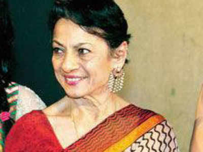Tanuja wins Lifetime Acheivement at 59th Idea Filmfare Awards 2013
