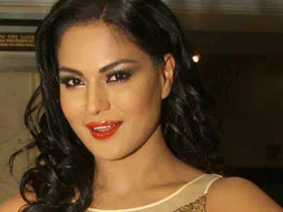 Will come out of a shower to see Rekha on-screen: Veena Malik