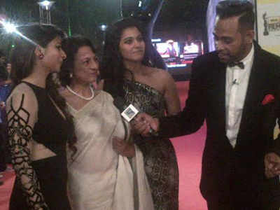 When good friends Tanishaa & Andy met at the 59th Filmfare Awards red carpet