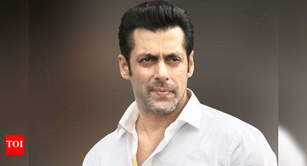 Salman Khan dances to 'Lungi Dance' at inaugural ceremony of Celebrity