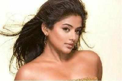 Priya Mani and SRK to pair for the small screen